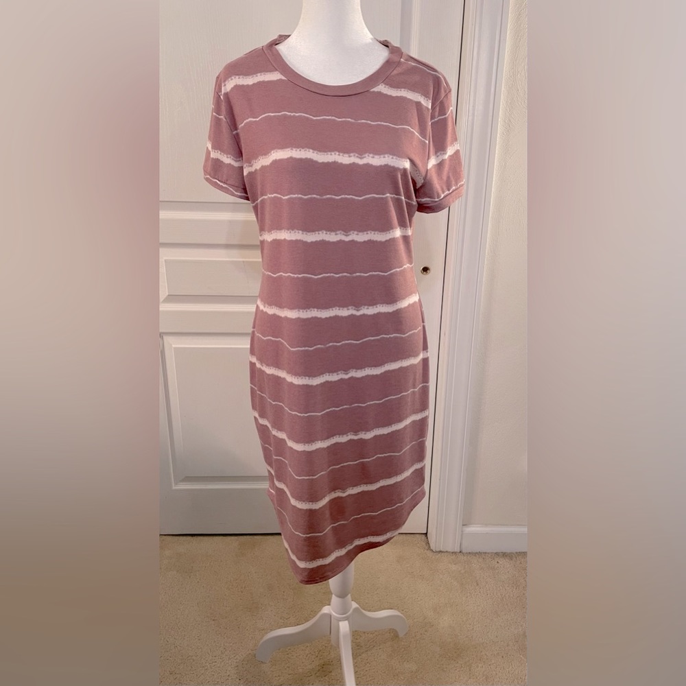 EUC. Charlotte Russe T-Shirt Dress. Size L. Mauve and white. Curved hem.